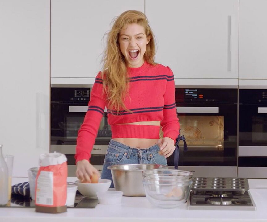 Sihvakas tüdruk valmistab endale tervisliku hommikusöögi